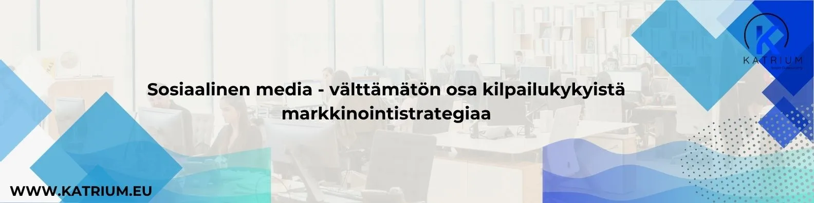 Infografiikka, joka kuvaa sosiaalisen median merkitystä kilpailukykyisen markkinointistrategian osana, taustalla toimistoympäristö ja Katrium.eu-logo