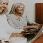 Asiakaspalvelija-toimii-yrityksen-ja-asiakkaan-rajapinnassa