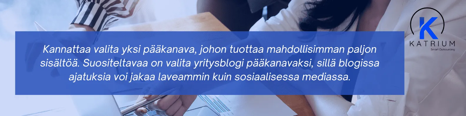 ALT-teksti: “Yritysblogin valintaa pääkanavaksi käsittelevä kuva, aiheena facebook vai blogi.
