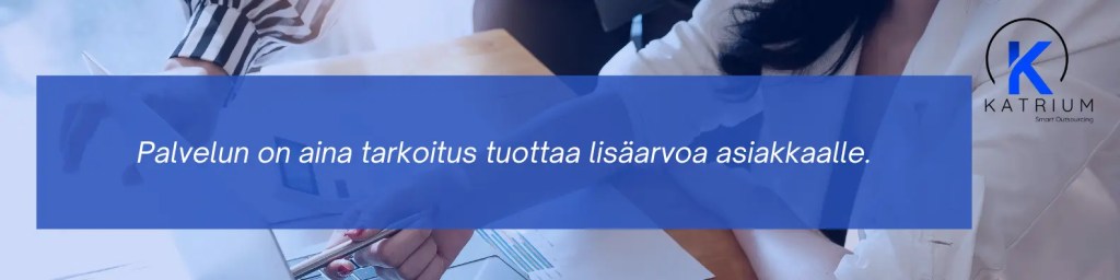 Hyvää asiakaspalvelua -aiheisessa kuvassa on sitaatti: Palvelun on aina tarkoitus tuottaa lisäarvoa asiakkaalle. 