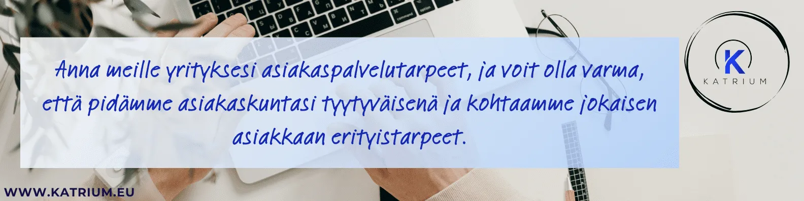 Asiakaspalvelun ulkoistusta ja asiakastyytyväisyyttä korostava Katriumin bannerikuva, jossa teksti vaaleansinisellä taustalla ja henkilö työskentelee tietokoneella toimistossa.