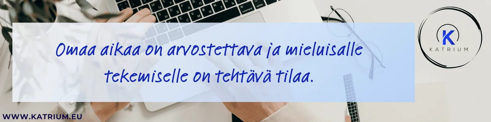 Inspiroiva lainaus sinisellä taustalla kannettavan tietokoneen ja toimistotarvikkeiden yllä, korostaen työn ja vapaa-ajan tasapainon merkitystä.