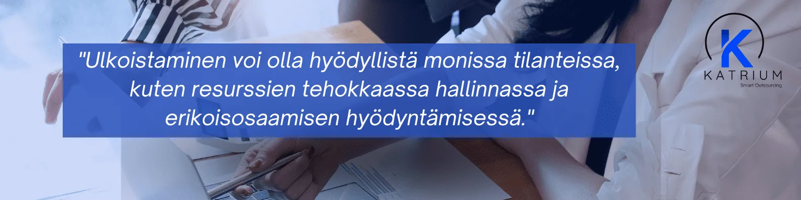 Mietteitä ulkoistamisesta – infograafi, joka korostaa ulkoistamisen hyötyjä kuten resurssien tehokasta hallintaa, kustannussäästöjä ja erikoisosaamisen hyödyntämistä.