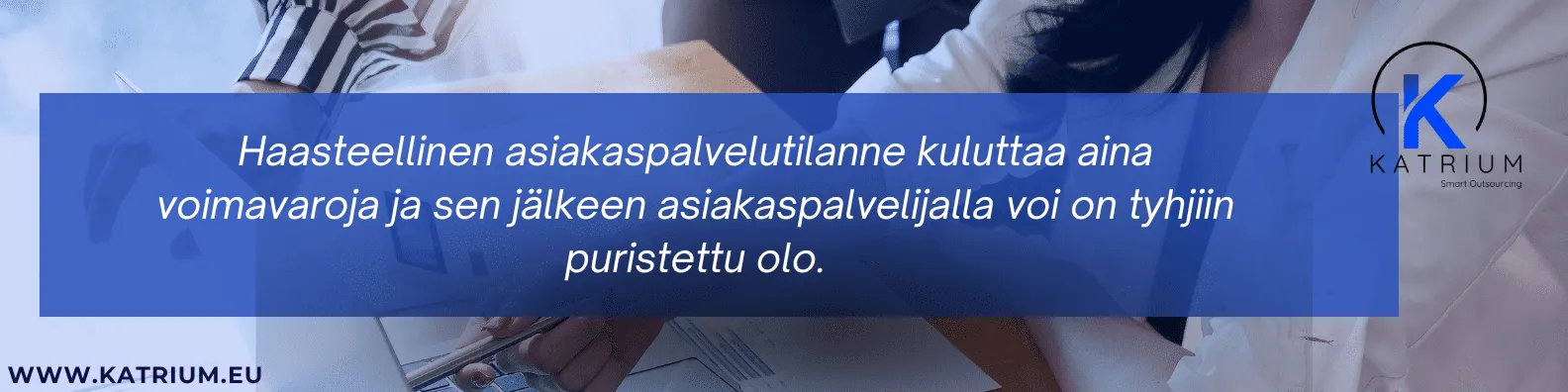 Kuva, jossa teksti kertoo haastavan asiakaspalvelutilanteen kuluttavan voimavaroja ja aiheuttavan tyhjiin puristetun olon asiakaspalvelijalle.