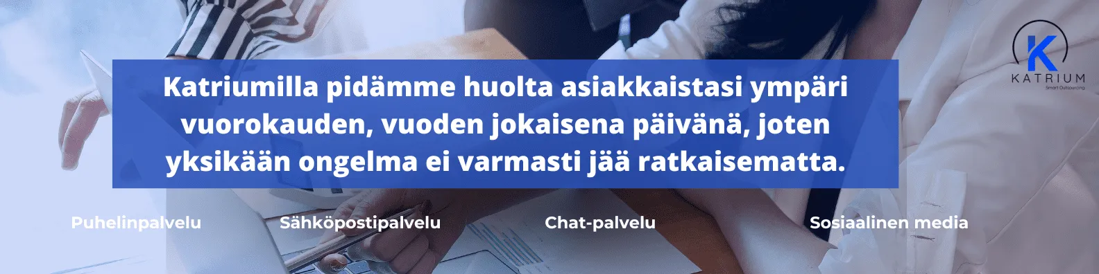 Asiakaspalvelu-infograafi, jossa esitellään Katriumin monikanavainen palvelu – puhelin-, sähköposti-, chat- ja somepalvelut – jotka takaavat, että asiakkaiden ongelmat ratkaistaan nopeasti ja tehokkaasti vuorokauden ympäri.