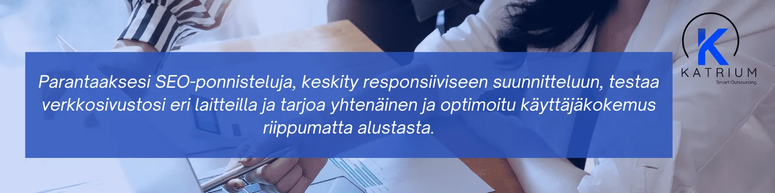 Infograafi, joka korostaa responsiivisen suunnittelun, eri laitteilla testaamisen ja yhtenäisen käyttäjäkokemuksen merkitystä hakukoneoptimoinnin parantamisessa.