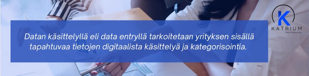 Kuvassa infograafi, jossa kerrotaan, että datan käsittelyllä eli data entryllä tarkoitetaan yrityksen sisällä tapahtuvaa tietojen digitaalista käsittelyä ja kategorisointia.