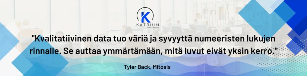 Kuva, jossa sitaatti laadullisen tutkimuksen merkityksestä tummalla tekstillä vaalean toimistotaustan päällä; sitaatti korostaa, että kvalitatiivinen data tuo syvyyttä numeroiden rinnalle.
