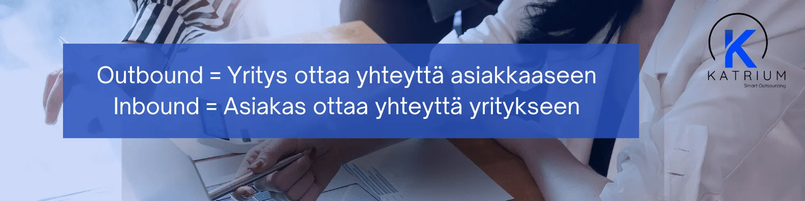 Kuvassa banneri: outbound palvelu tarkoittaa, että yritys ottaa yhteyttä asiakkaaseen, kun taas inboundissa asiakas lähestyy yritystä.
