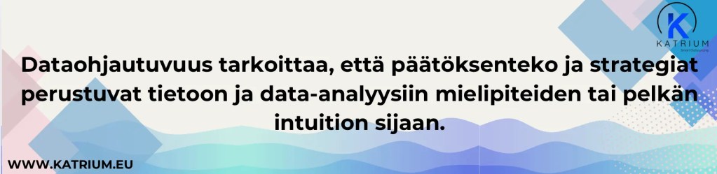 Tehokas tiedonsyöttö ja dataohjautuvuus kulkevat käsi kädessä. Kuva kertoo, mitä dataohjautuvuus tarkoittaa: Dataohjautuvuus tarkoittaa, että päätöksenteko ja strategiat perustuvat tietoon ja data-analyysiin mielipiteiden tai pelkän intuition sijaan.