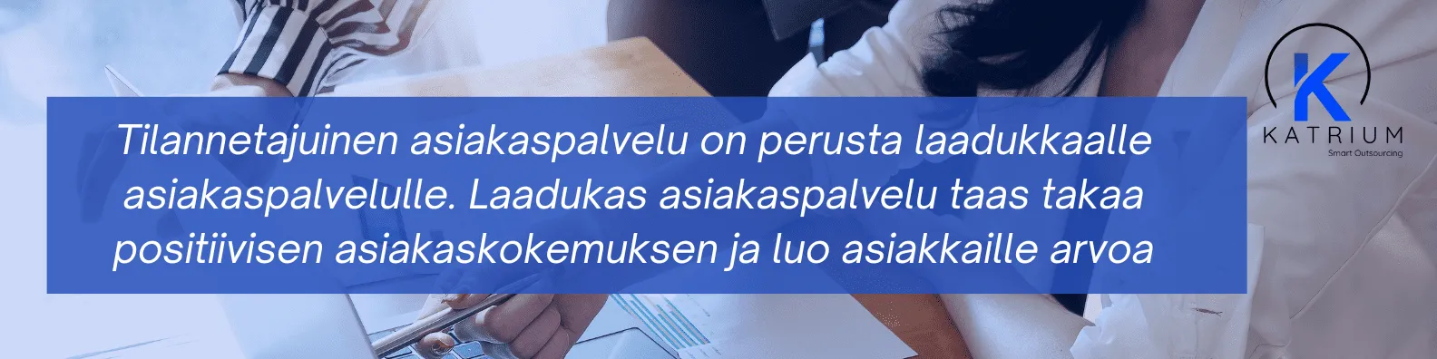 Kuva, jossa korostetaan tilannetajuisen asiakaspalvelun merkitystä laadukkaan asiakaspalvelun perustana ja sen vaikutusta positiivisen asiakaskokemuksen luomiseen.