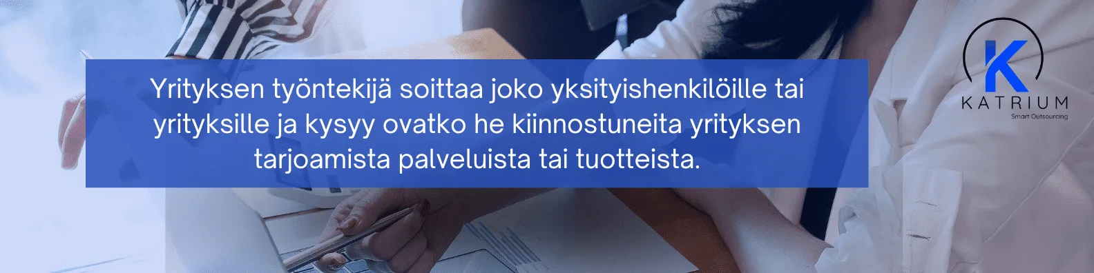 Kaksi henkilöä tekemässä kylmäsoittoja tietokoneen ääressä osana yrityksen myynnin ja asiakashankinnan prosessia.