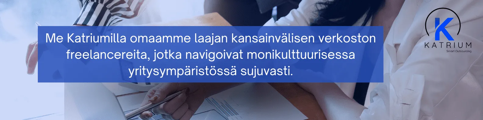 Kuvassa Katriumin viesti laajasta kansainvälisestä freelancer-verkostosta, joka työskentelee sujuvasti monikulttuurisessa yritysympäristössä.