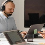 Group of 2 performing real-time customer support