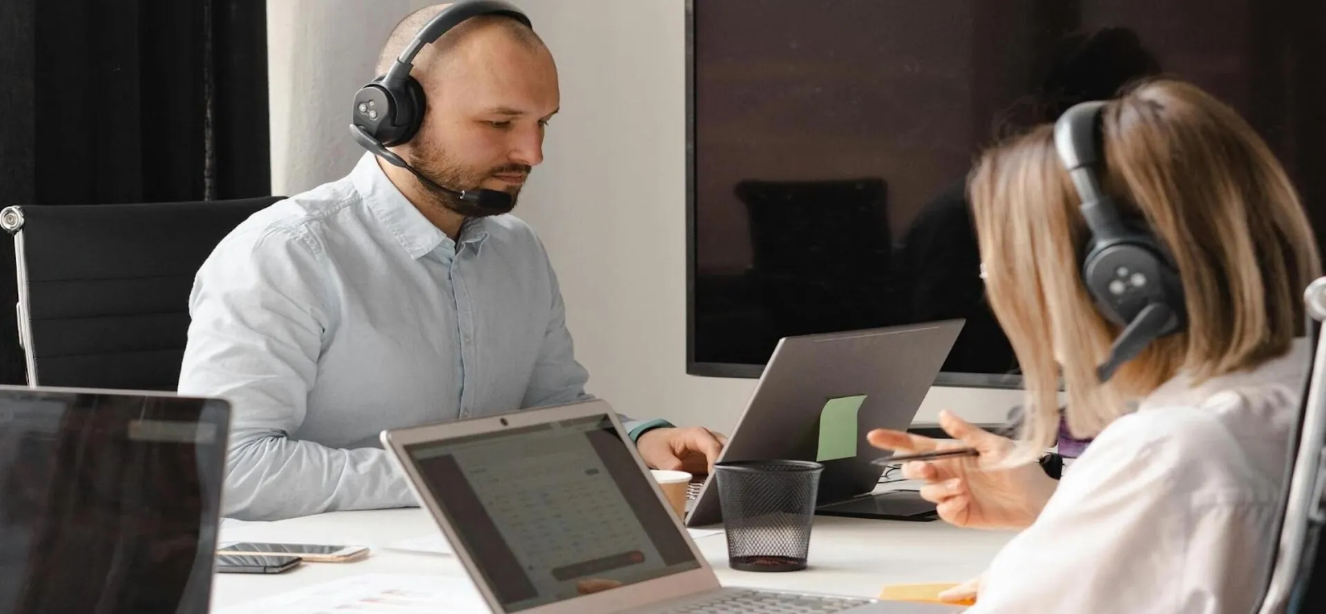 Group of 2 performing real-time customer support