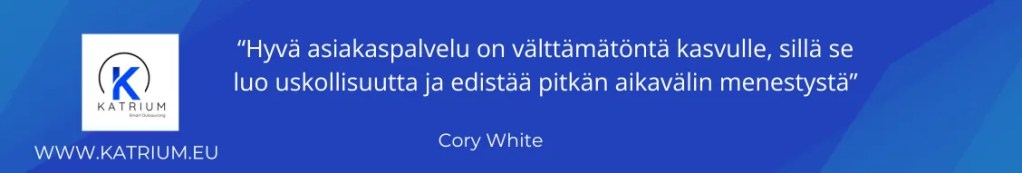 Kuvassa banneri, jossa lainaus korostaa hyvän asiakaspalvelun merkitystä uskollisuuden ja pitkäaikaisen menestyksen luomisessa.