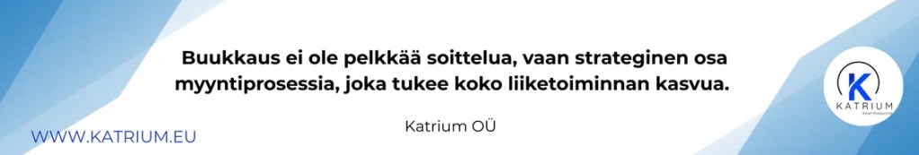 Valkoisella taustalla oleva Katriumin brändikuva, jossa sinisiä geometrisia muotoja reunoilla. Keskellä teksti: ’Buukkaus ei ole pelkkää soittelua, vaan strateginen osa myyntiprosessia, joka tukee koko liiketoiminnan kasvua.’ Alhaalla lukee ’Katrium OÜ’, vasemmassa alakulmassa www.katrium.eu