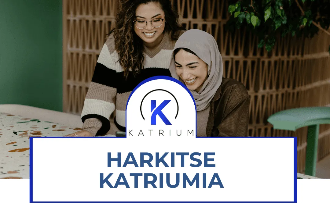 Kuva, jossa kaksi hymyilevää henkilöä työskentelee yhdessä pöydän ääressä. Alareunassa teksti “Harkitse Katriumia” ja keskellä Katriumin logo. Taustalla moderni toimistoympäristö.