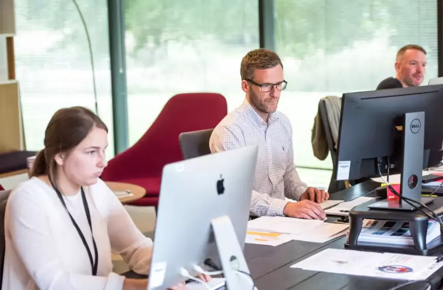 Contact centerin asiakaspalvelutiimi työskentelee toimistolla monikanavaisen asiakaspalvelun parissa.