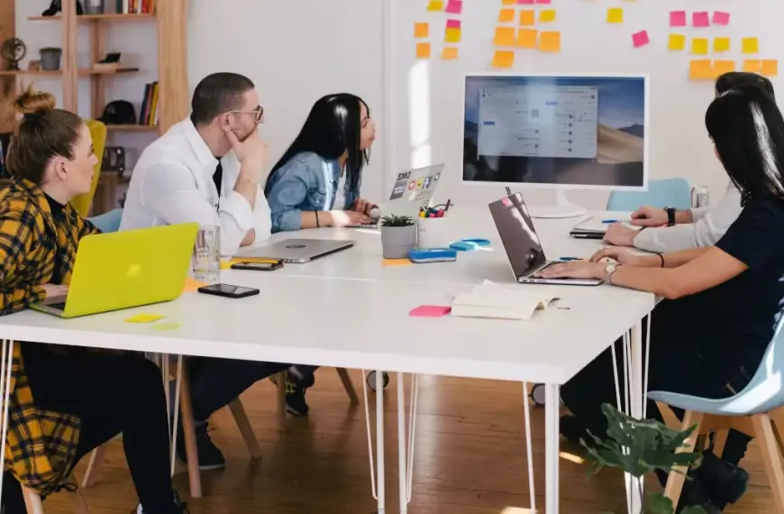 Tutkimuspalveluiden asiantuntijatiimi käy läpi asiakaskyselyjen tuloksia neuvottelussa.