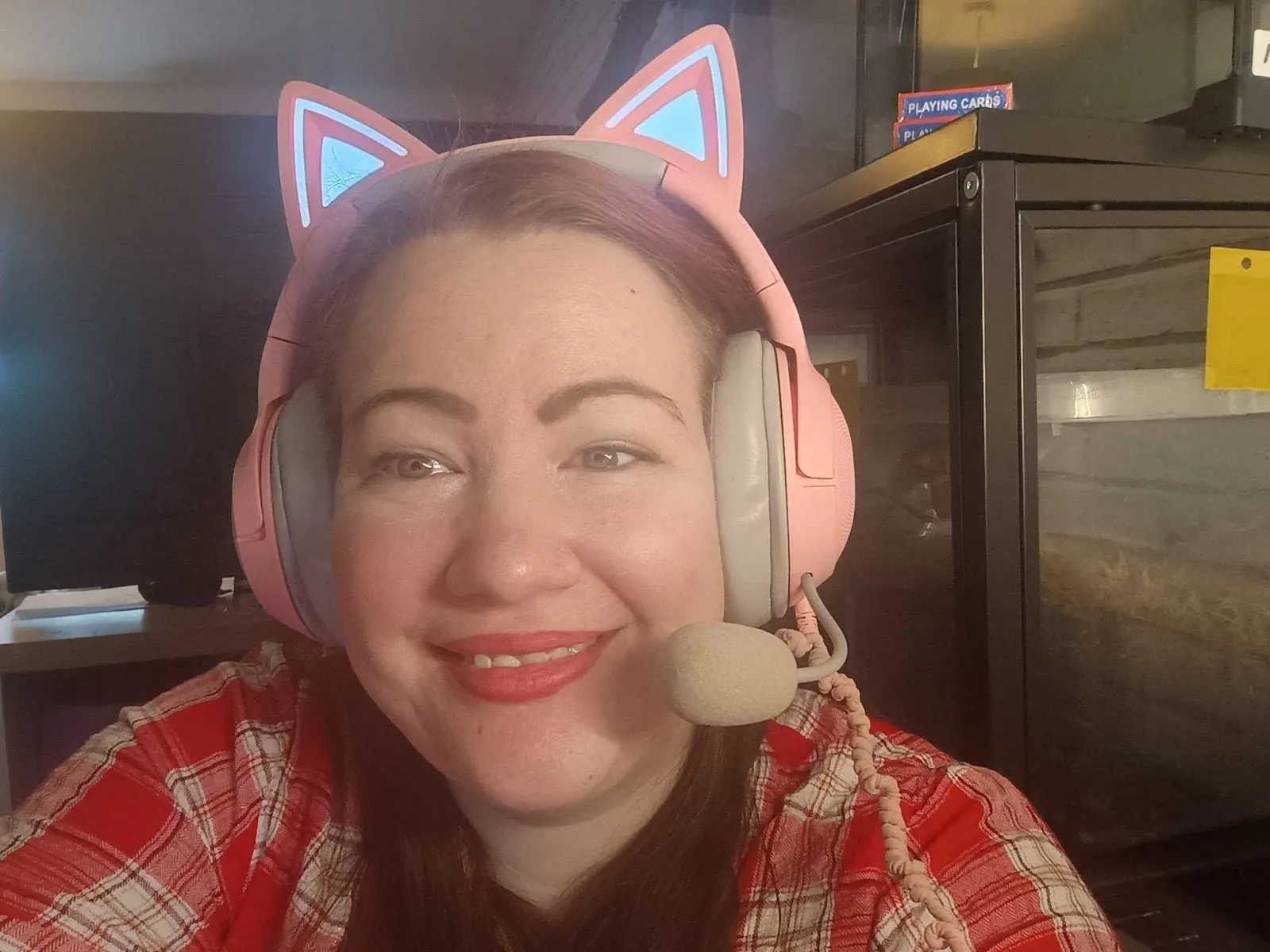 Kuvassa kuva Katriumin harjoittelijasta kissakuulokkeiden kanssa.